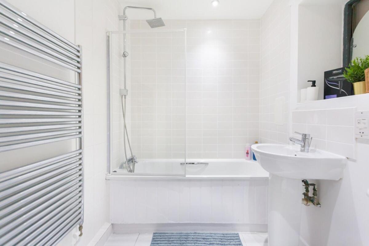 Cozy 2 Bedroom Near Tower Bridge * Londra